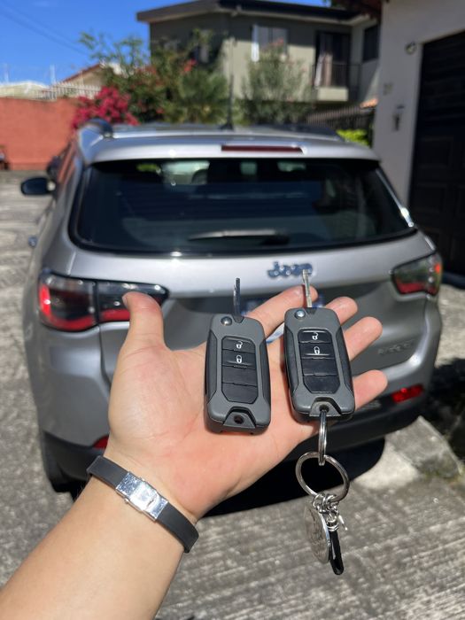 Llaves nuevas entregadas para un Jeep Compass